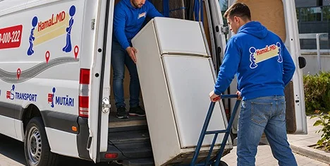 Hamal HamaL.MD urcă în bus un frigider vechi pe un cărucior, la debarasarea electrocasnicelor