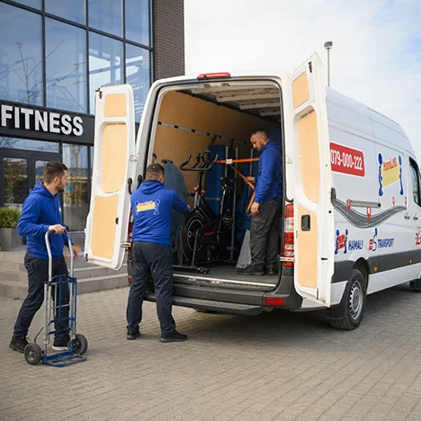 Bicicletele de spinning și banca sunt încărcate în furgonetă, cu piesele mobile deja fixate
